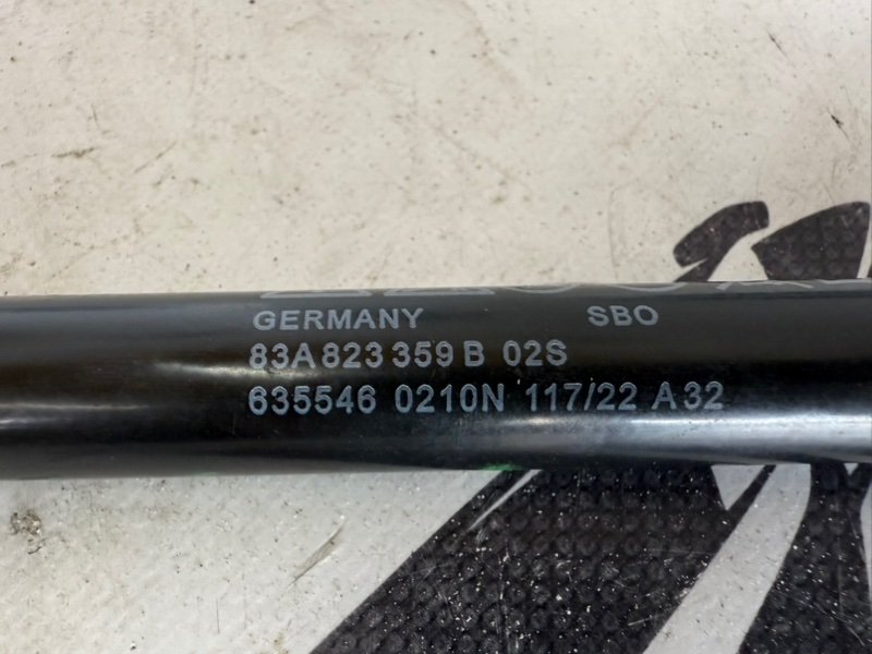 Амортизатор капота Q3 2019-2024 83A