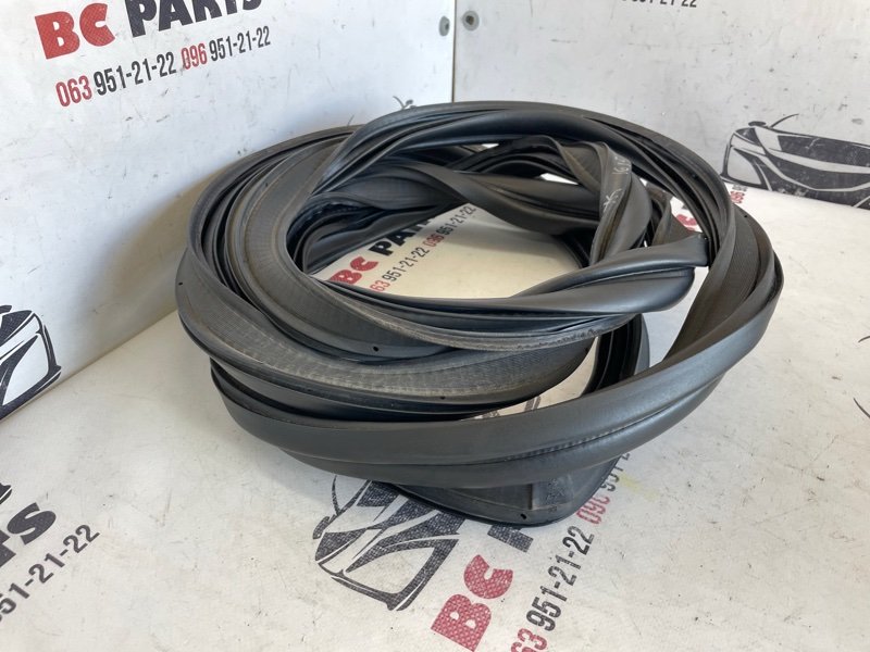 Уплотнительная резинка крышки багажника Durango 2018 3.6