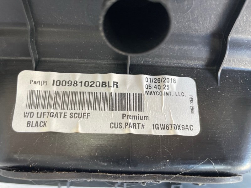 Накладка замка багажника Durango 2018 3.6