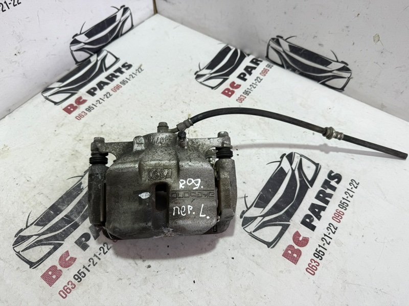 Суппорт тормозной передний левый Nissan Rogue 2013-2020 T32 410114BT0A Б/У