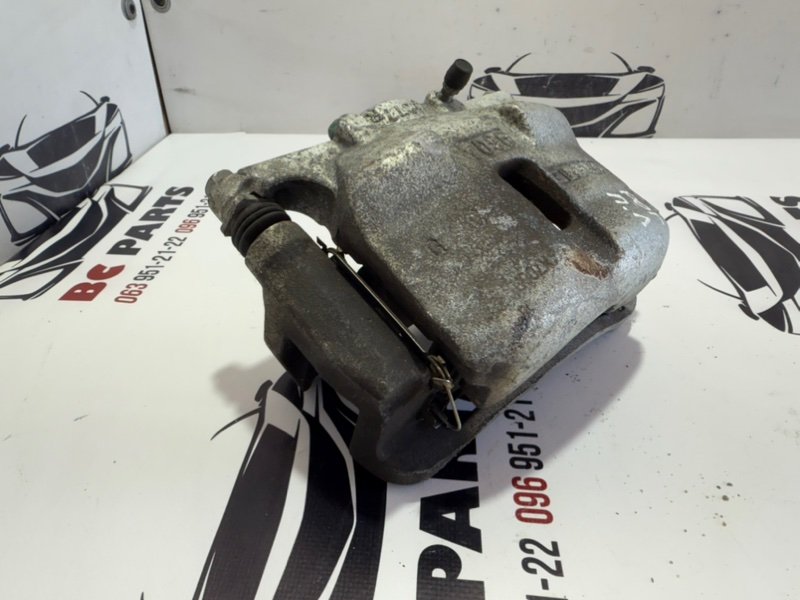 Суппорт тормозной передний левый Nissan Rogue T32