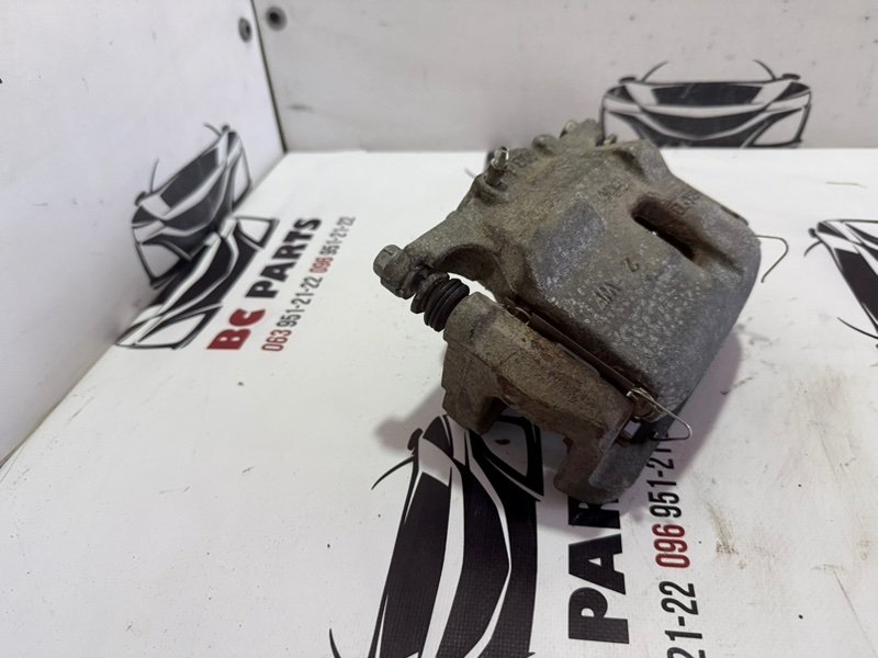 Суппорт тормозной передний правый Rogue 2013-2020 T32