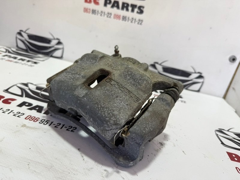 Суппорт тормозной передний правый Nissan Rogue T32