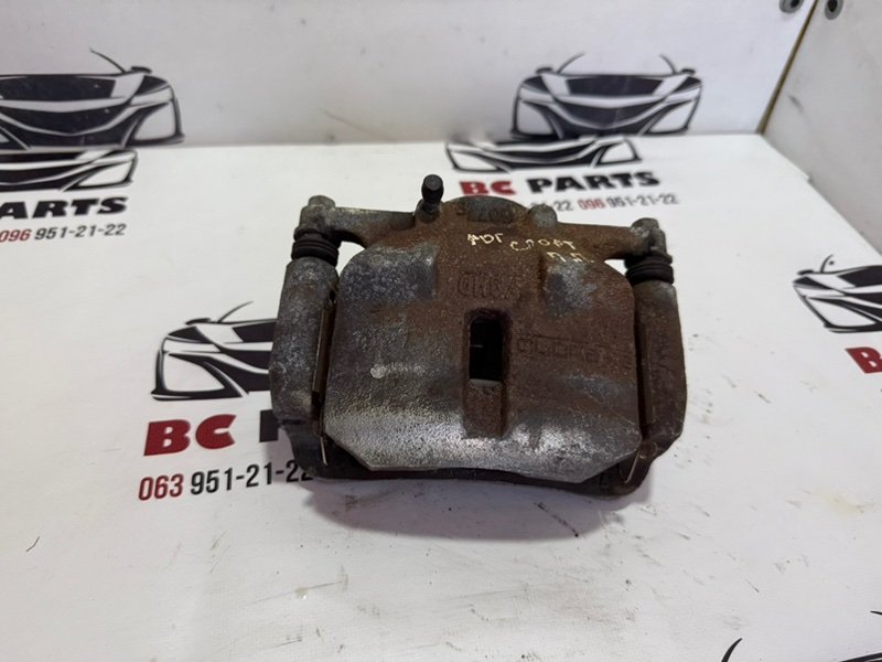 Запчасть суппорт тормозной передний правый Nissan Rogue Sport 2013-2020 J11 410014BA0C Б/У Суппорт тормозной передний правый Nissan Rogue Sport 2013-2020 J11 410014BA0C Б/У