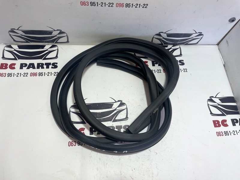 Уплотнитель кузова задний правый Nissan Rogue 2018 T32 QR25 2.5 828306FL1A Б/У