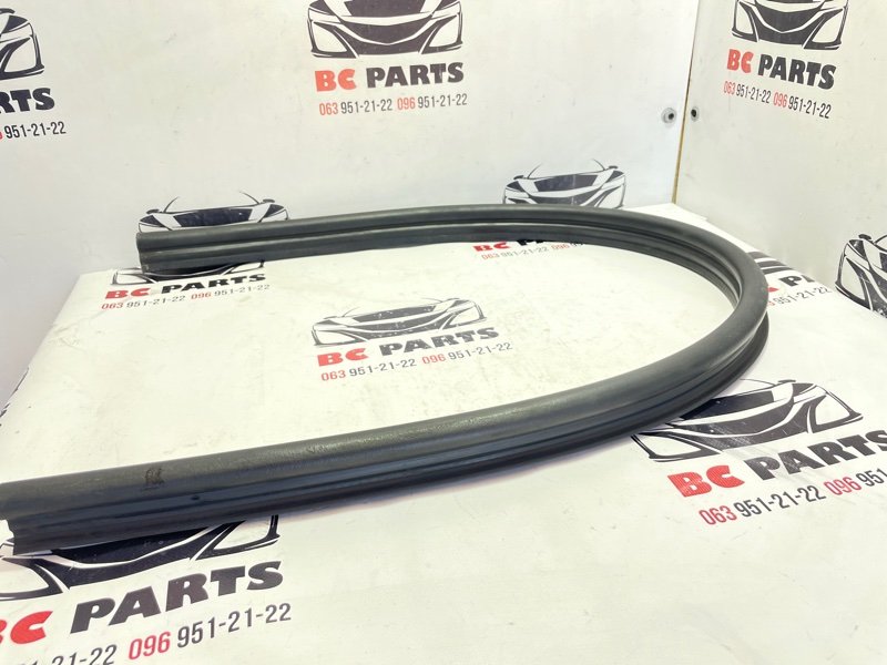 Уплотнительная резинка капота Audi Q7 4M 3.0