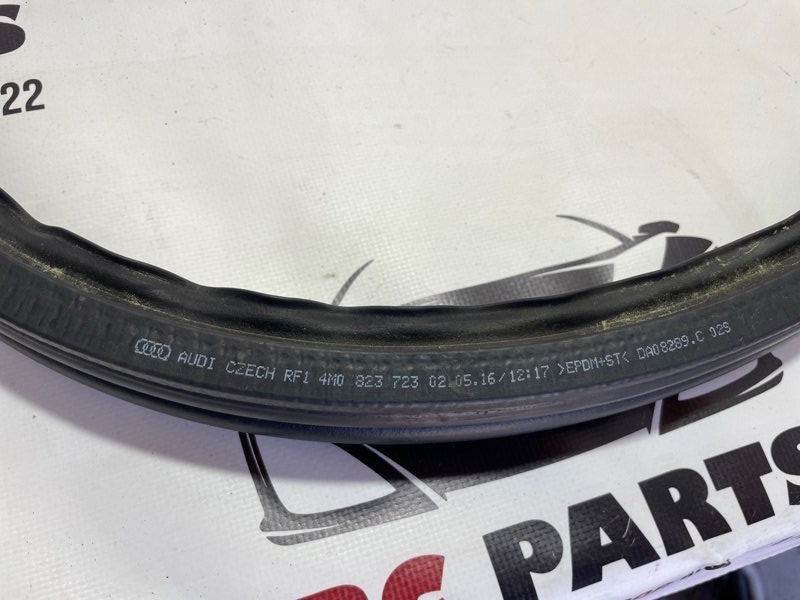 Уплотнительная резинка капота Q7 2017 4M 3.0