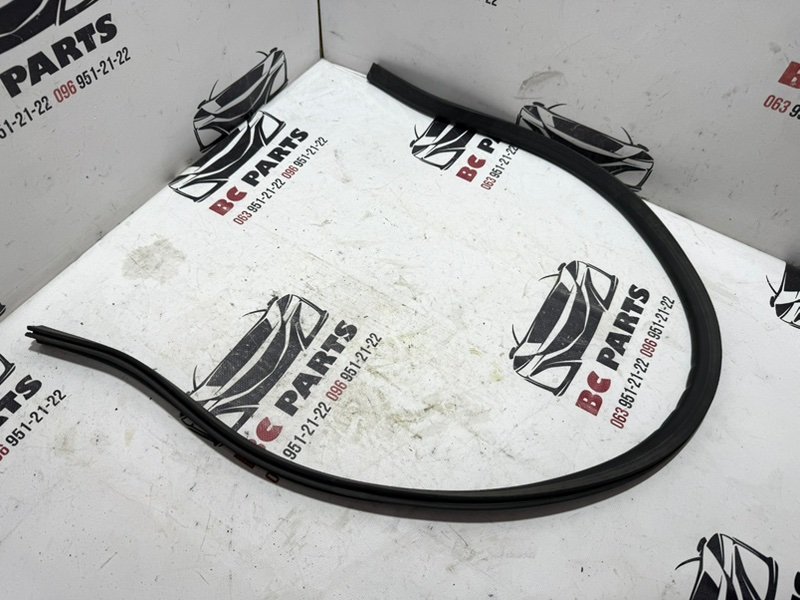 Уплотнительная резинка капота Volkswagen Tiguan 2020 2.0 5NA823723 Б/У