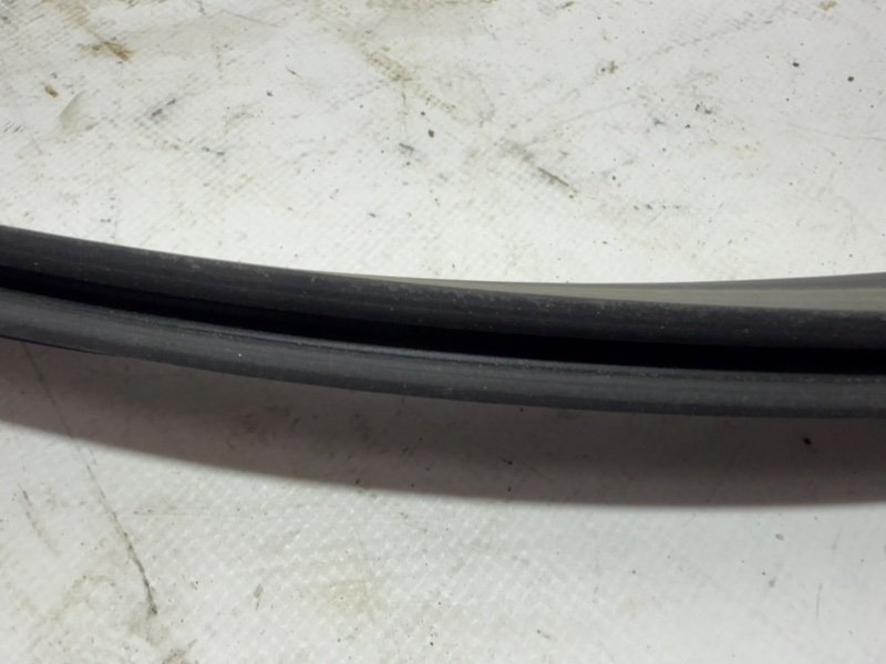 Уплотнительная резинка капота Volkswagen Tiguan 2.0