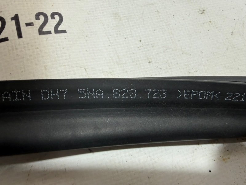 Уплотнительная резинка капота Tiguan 2020 2.0