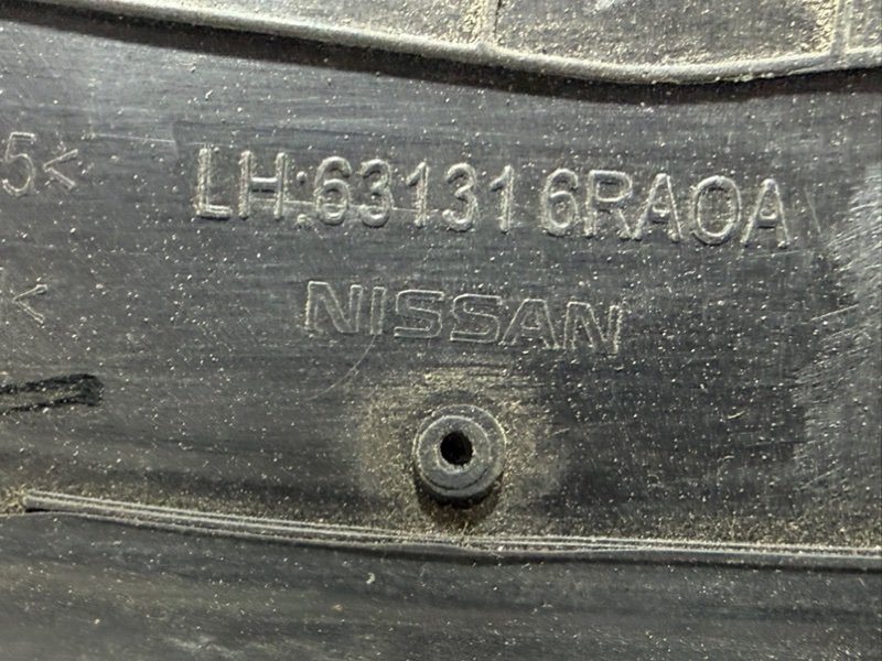 Пыльник крыла передний левый Rogue 2021 T33 2.5