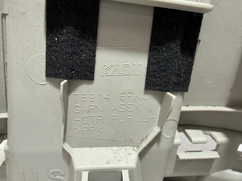 Накладка центральной стойки левая Rogue 2013-2020 T32