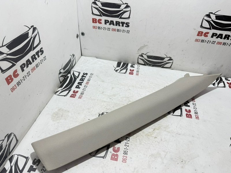 Накладка стойки лобового стекла правая Rogue 2021 T33 2.5 Накладка стойки лобового стекла правая Rogue 2021 T33 2.5