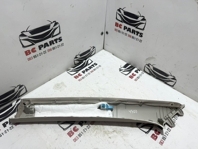 Накладка стойки лобового стекла правая Rogue 2021 T33 2.5 Накладка стойки лобового стекла правая Rogue 2021 T33 2.5