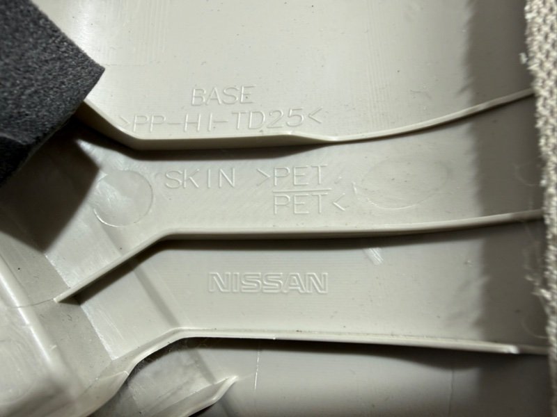 Накладка стойки лобового стекла правая Rogue 2021 T33 2.5 Накладка стойки лобового стекла правая Rogue 2021 T33 2.5