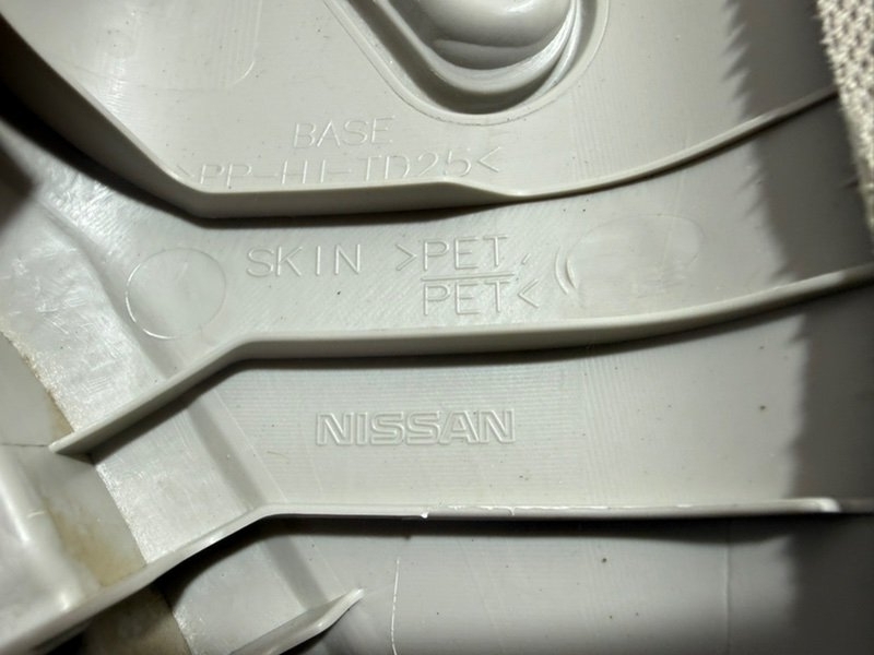 Накладка стойки лобового стекла правая Rogue 2020-2024 T33 Накладка стойки лобового стекла правая Rogue 2020-2024 T33