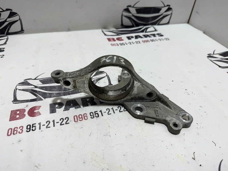 Кронштейн полуоси передний правый Honda Pilot 3.5