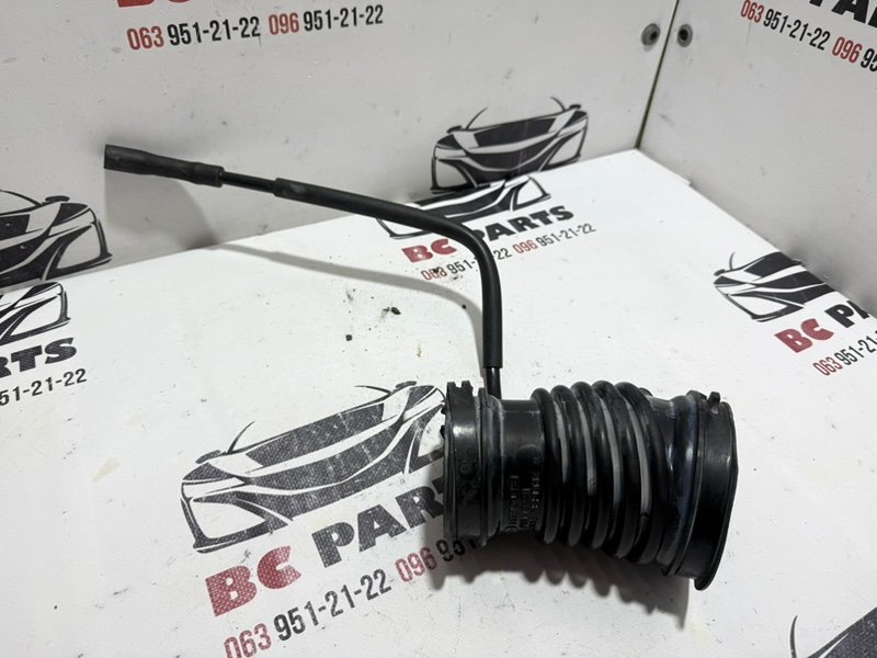 Запчасть патрубок воздушного фильтра Mazda CX-5 2018 2.5 PY01-13-221 Б/У Патрубок воздушного фильтра Mazda CX-5 2018 2.5 PY01-13-221 Б/У