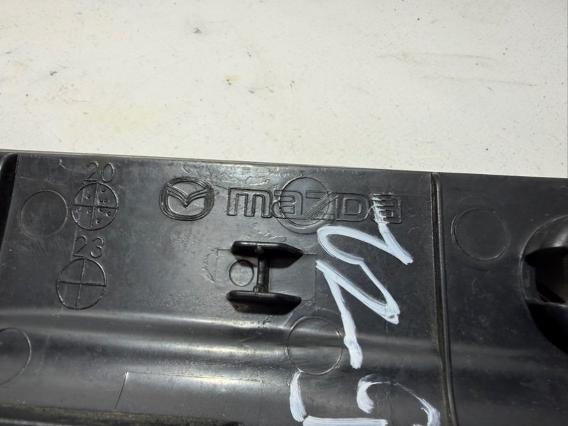 Пыльник крыла передний левый 3 2021 2.5