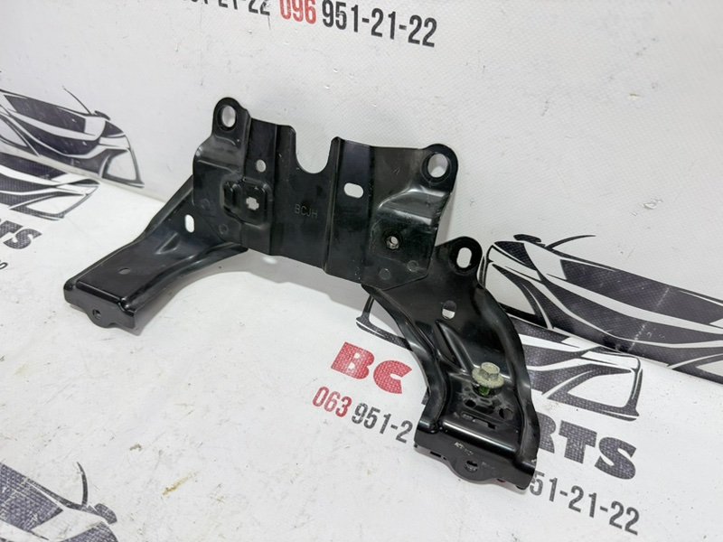 Кронштейн замка капота Mazda 3 2.5