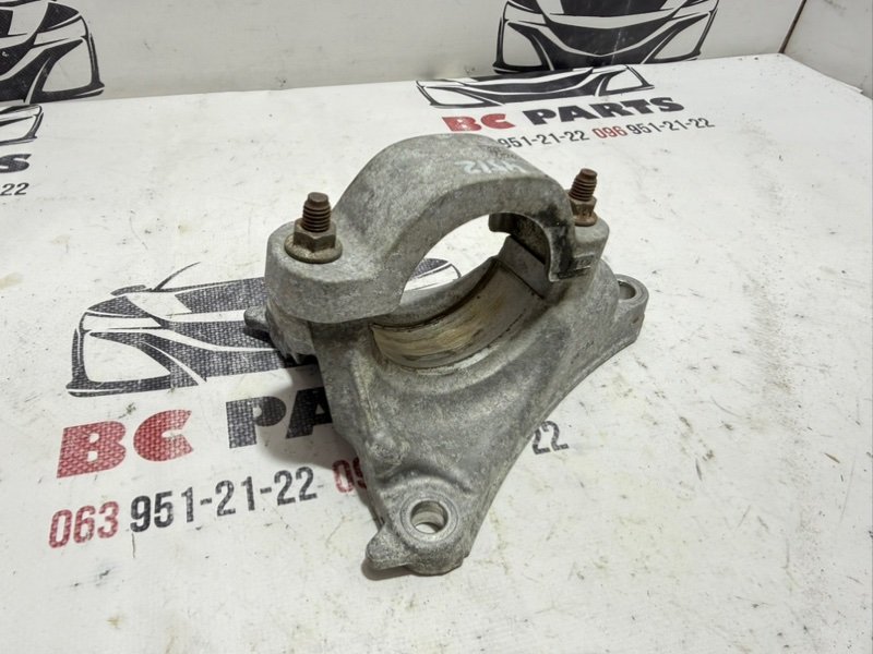 Кронштейн полуоси передний Mazda 3 2.5