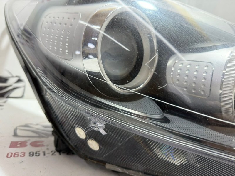 Фара ксеноновая передняя правая Sportage 2017