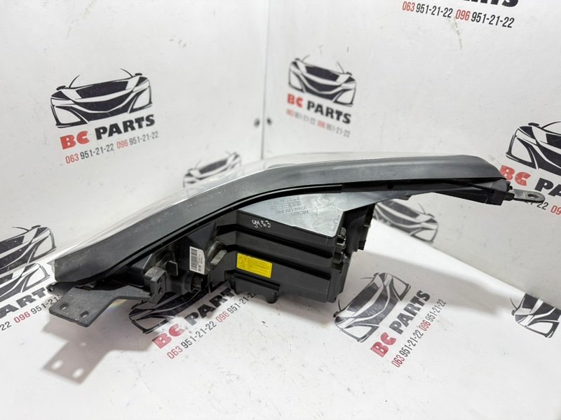 Фара ксеноновая передняя правая Sportage 2017