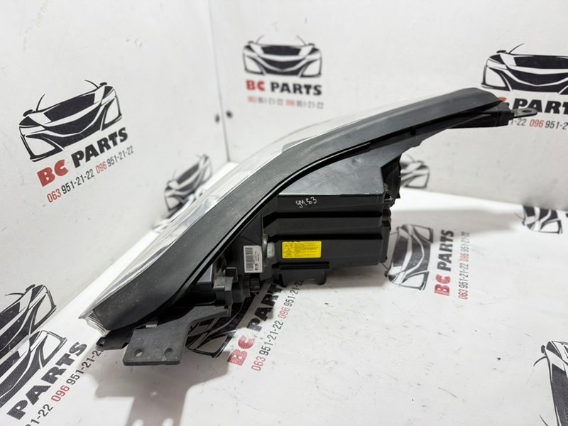 Фара ксеноновая передняя правая Sportage 2017