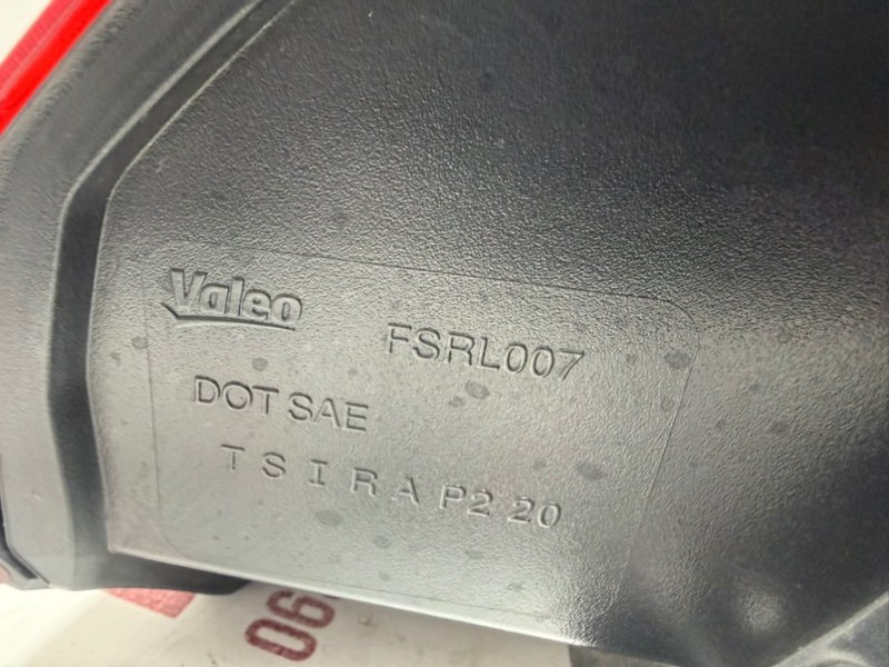 Фонарь наружный (в крыло) задний левый Kicks 2021 1.6