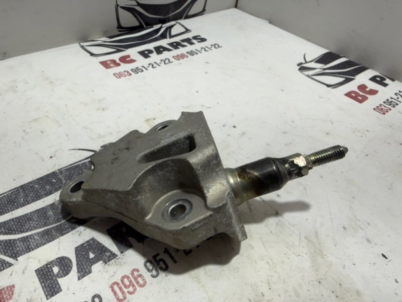 Кронштейн подушки двигателя левый Nissan Kicks 1.6