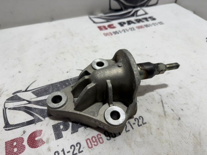 Кронштейн подушки двигателя левый Kicks 2021 1.6