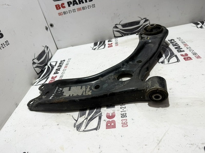 Рычаг подвески нижний передний правый Kia Sportage