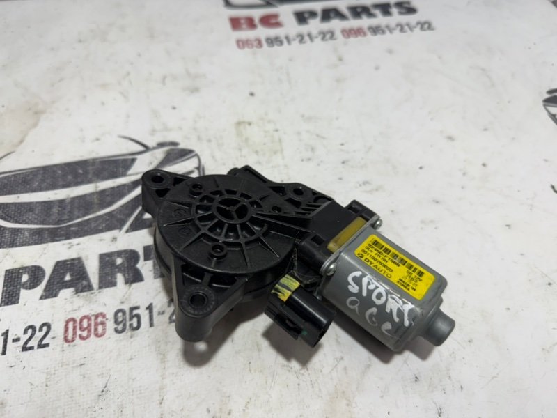 Мотор стеклоподъемника передний правый Kia Sportage 2017 82460F1000 Б/У