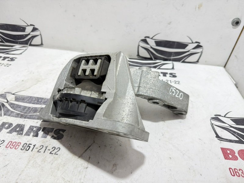 Подушка двигателя правая Kicks 2021 1.6