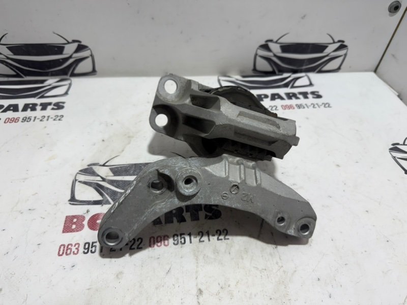 Подушка двигателя правая Kicks 2021 1.6