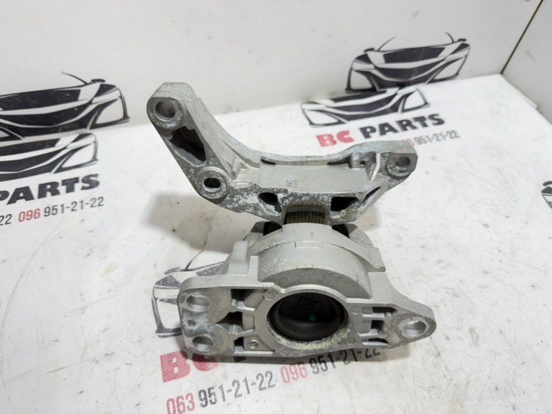 Подушка двигателя правая Kicks 2021 1.6