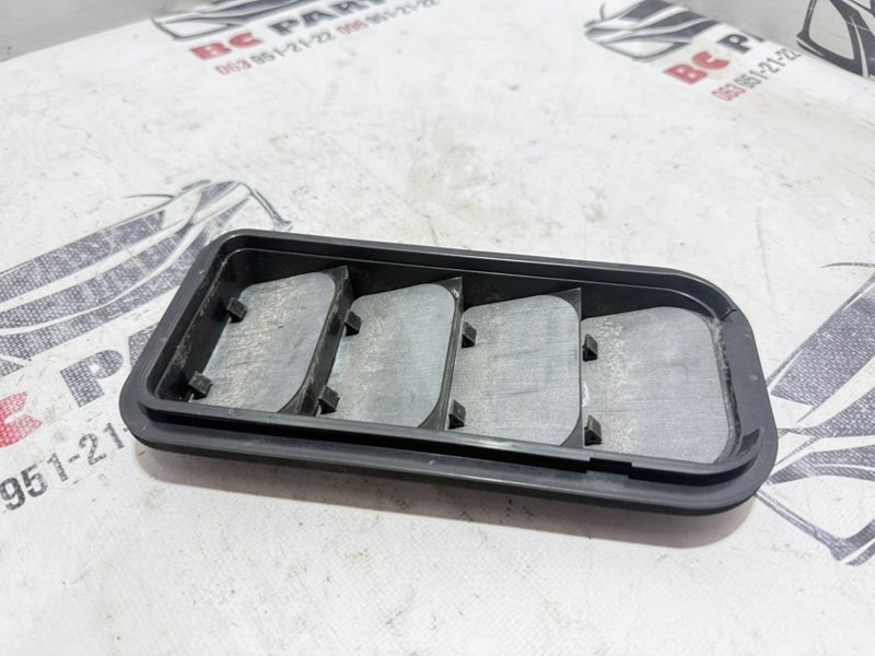 Решетка вентиляционная задняя правая Volkswagen Tiguan 2020 2.0 7N0819465E Б/У