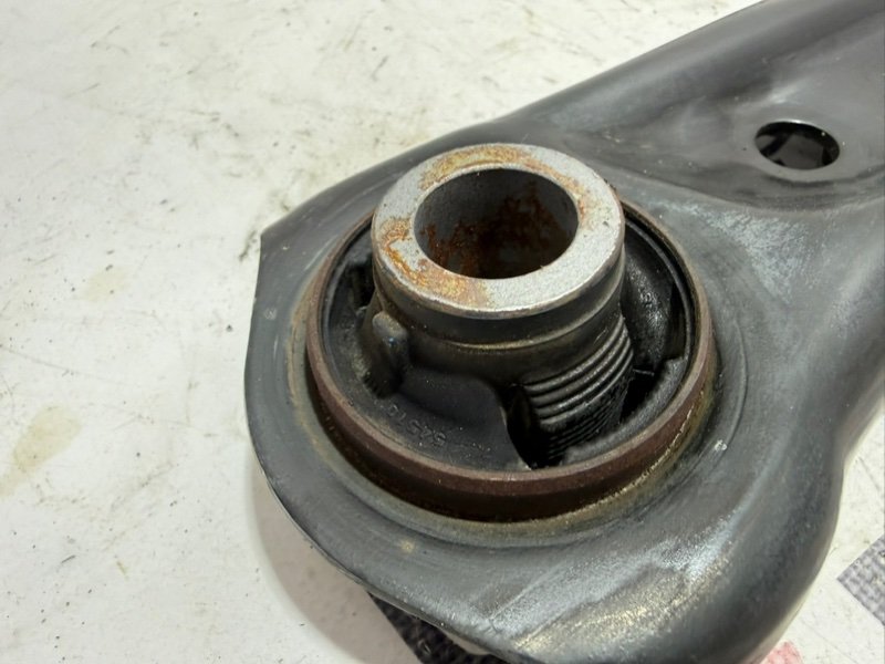 Рычаг подвески нижний передний правый Kicks 2021 1.6