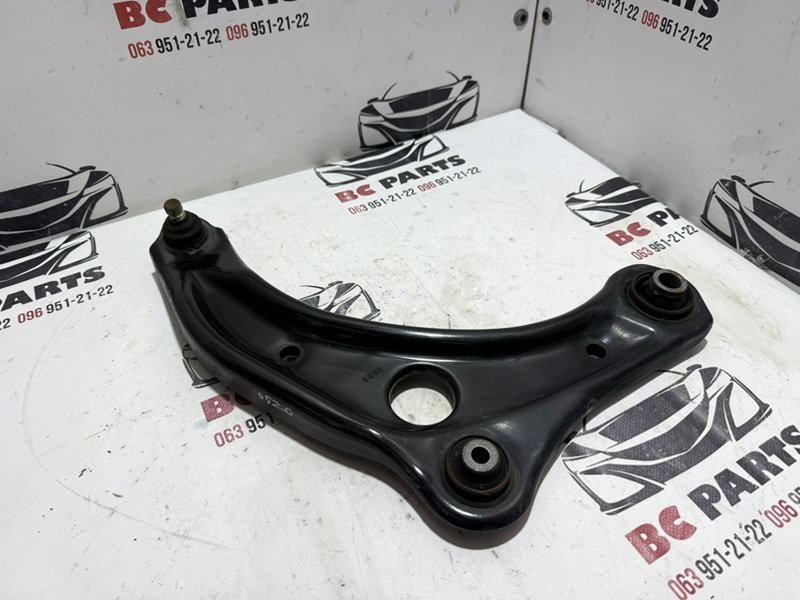 Рычаг подвески нижний передний правый Kicks 2021 1.6