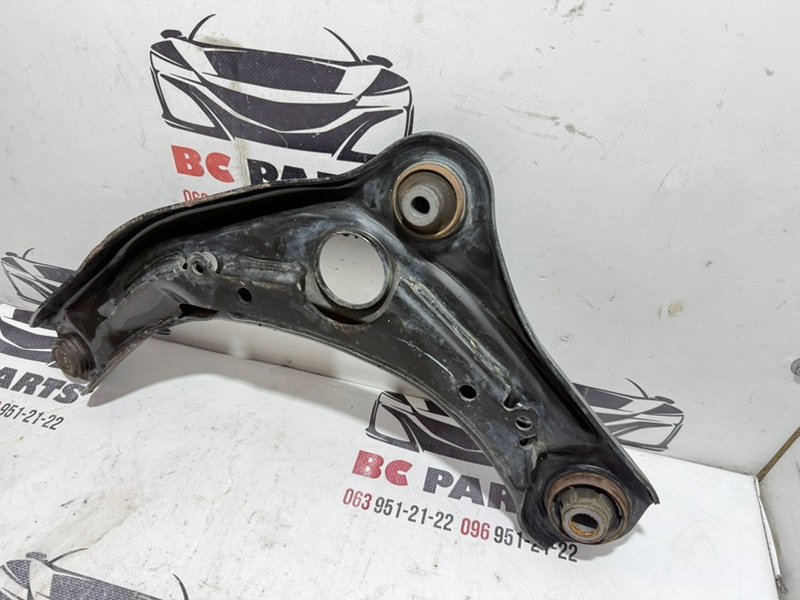 Рычаг подвески нижний передний правый Kicks 2021 1.6