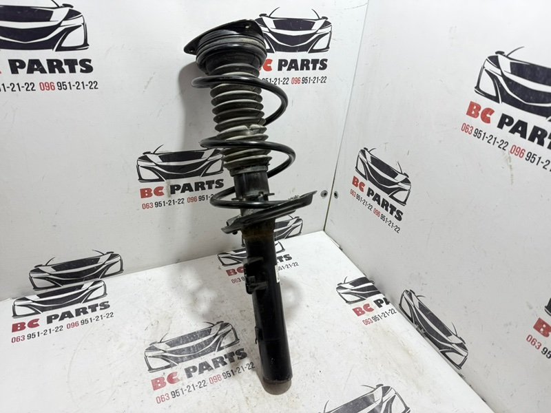 Стойка подвески передняя левая Nissan Rogue T33 2.5