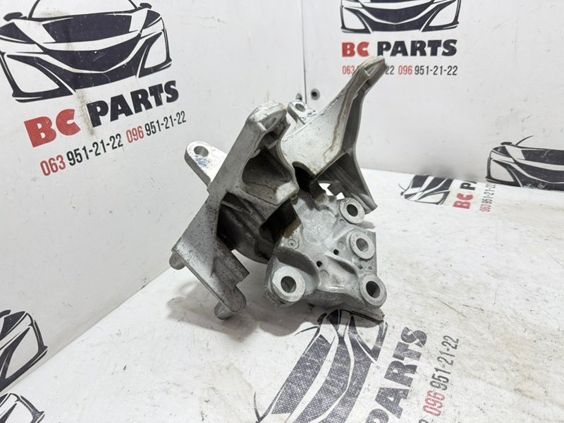 Подушка двигателя левая Rogue 2021 T33 2.5