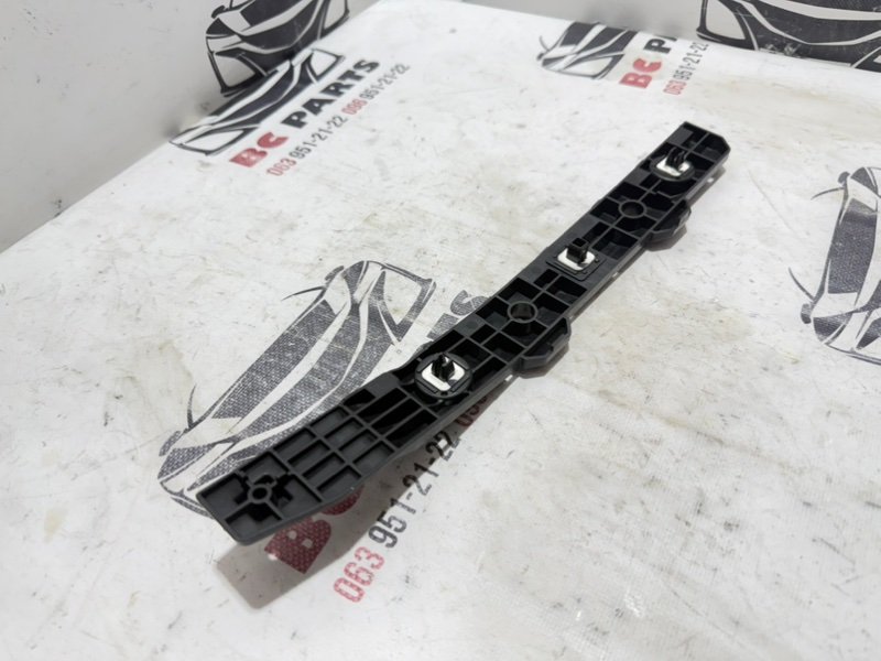 Направляющая бампера задняя правая Rogue 2021 T33 2.5