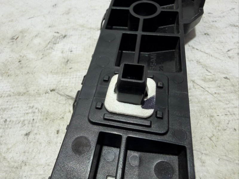 Направляющая бампера задняя правая Rogue 2021 T33 2.5