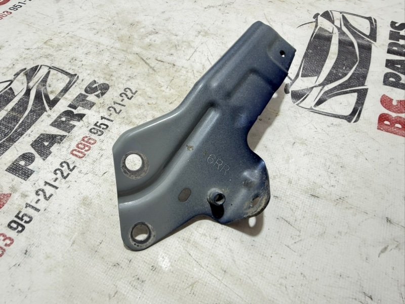 Кронштейн крыла передний правый Rogue 2021 T33 2.5 Кронштейн крыла передний правый Rogue 2021 T33 2.5