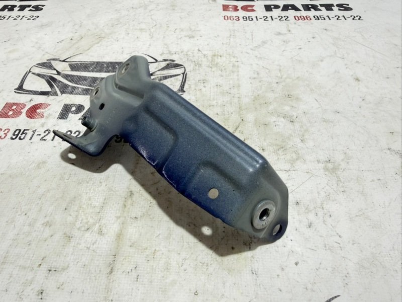 Кронштейн крыла передний правый Nissan Rogue T33 2.5 Кронштейн крыла передний правый Nissan Rogue T33 2.5