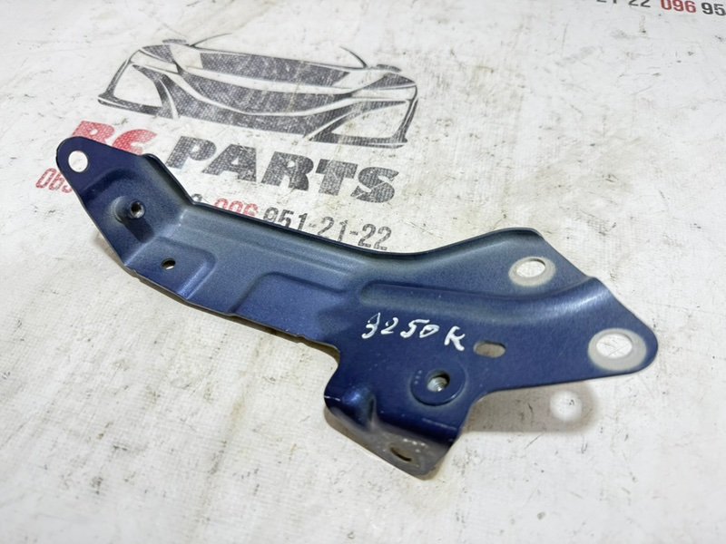 Кронштейн крыла передний правый Rogue 2021 T33 2.5 Кронштейн крыла передний правый Rogue 2021 T33 2.5