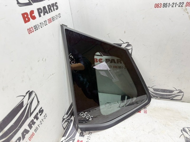 Форточка кузова задняя левая Rogue 2021 T33 2.5