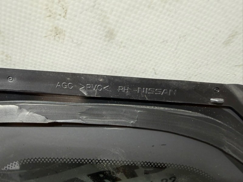 Форточка кузова задняя правая Rogue 2021 T33 2.5