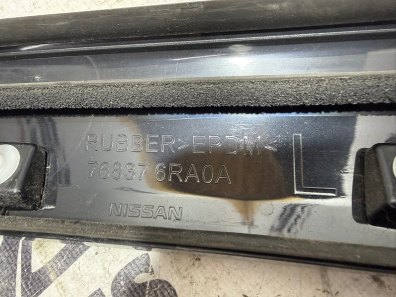 Накладка стойки лобового стекла левая Rogue 2021 T33 2.5 Накладка стойки лобового стекла левая Rogue 2021 T33 2.5